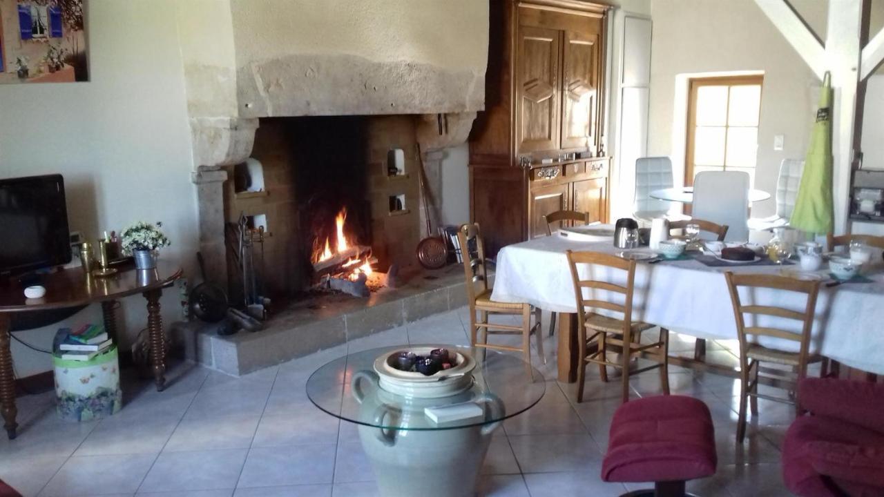 Bed and Breakfast Ferme Du Pigeonnier Montceau-et-Echarnant Exterior foto